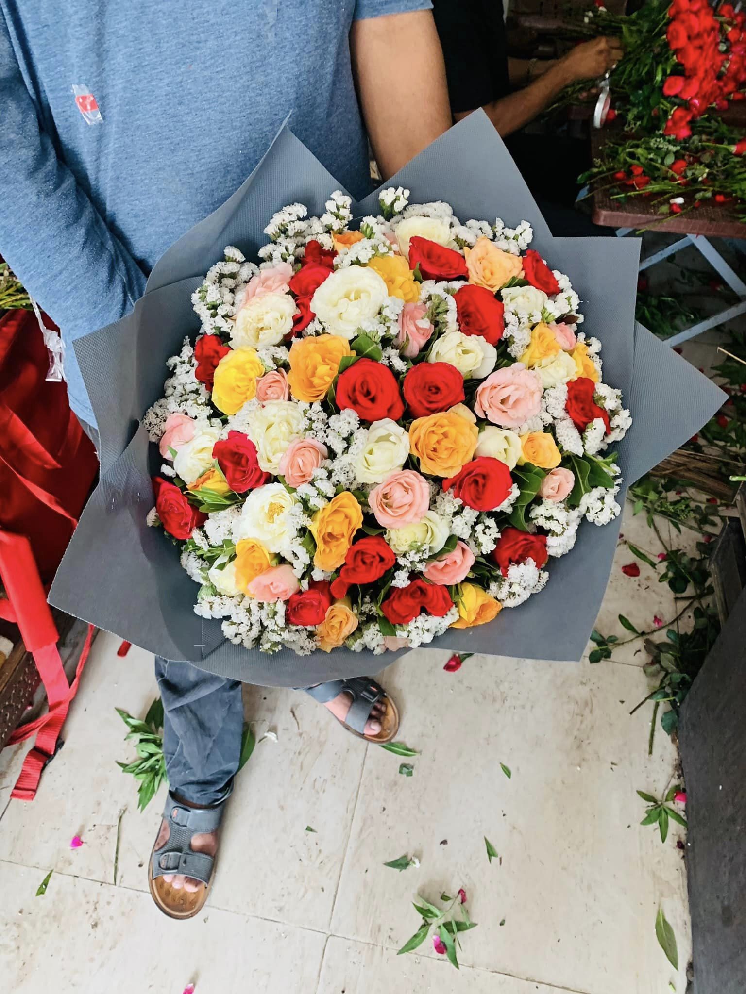 100 Multi-Color Roses Bouquet – Vibrant Celebration of Roses
