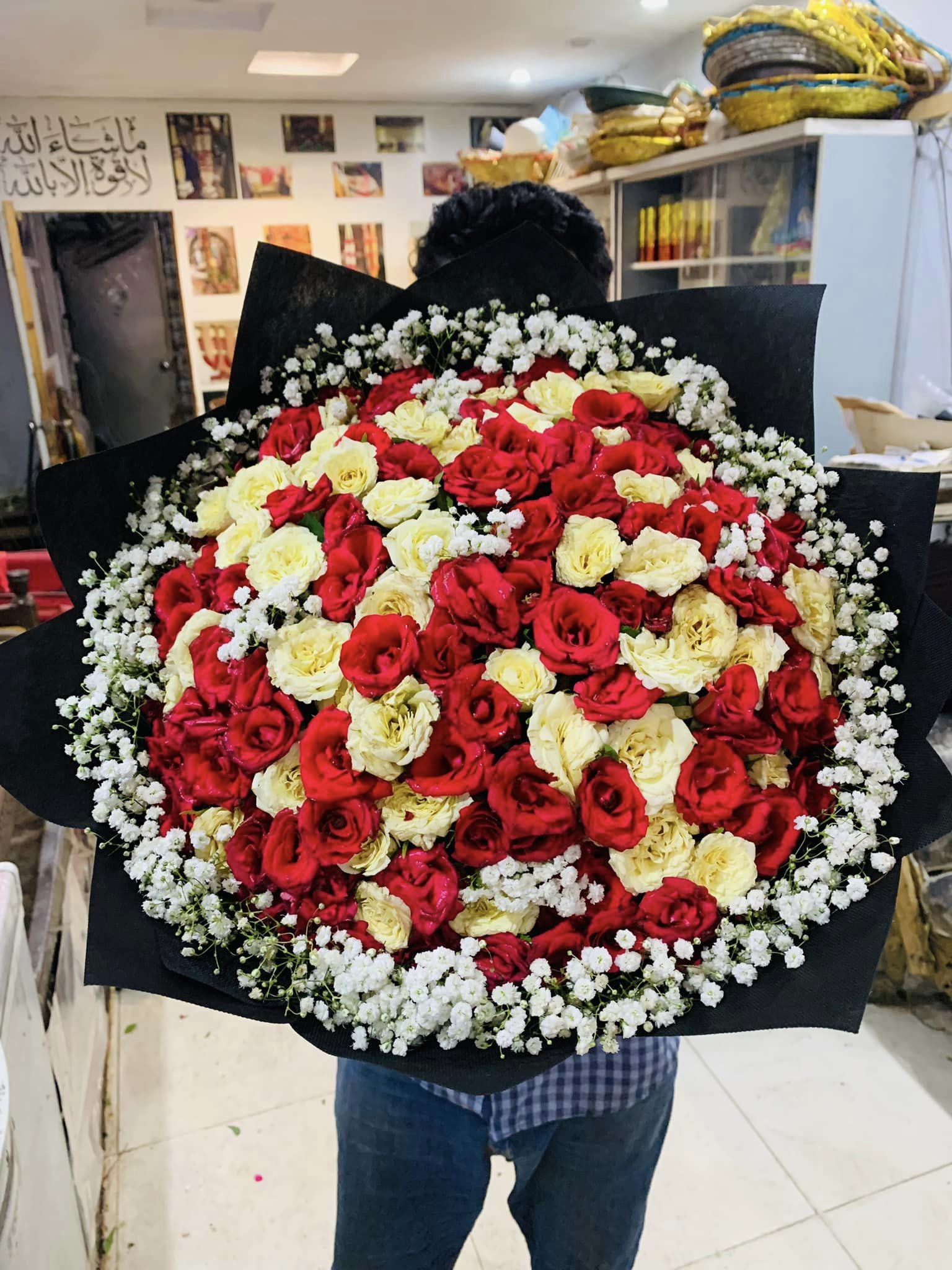 200 White & Red Roses Bouquet – Elegant Dual-Colour Roses for Grand Celebrations