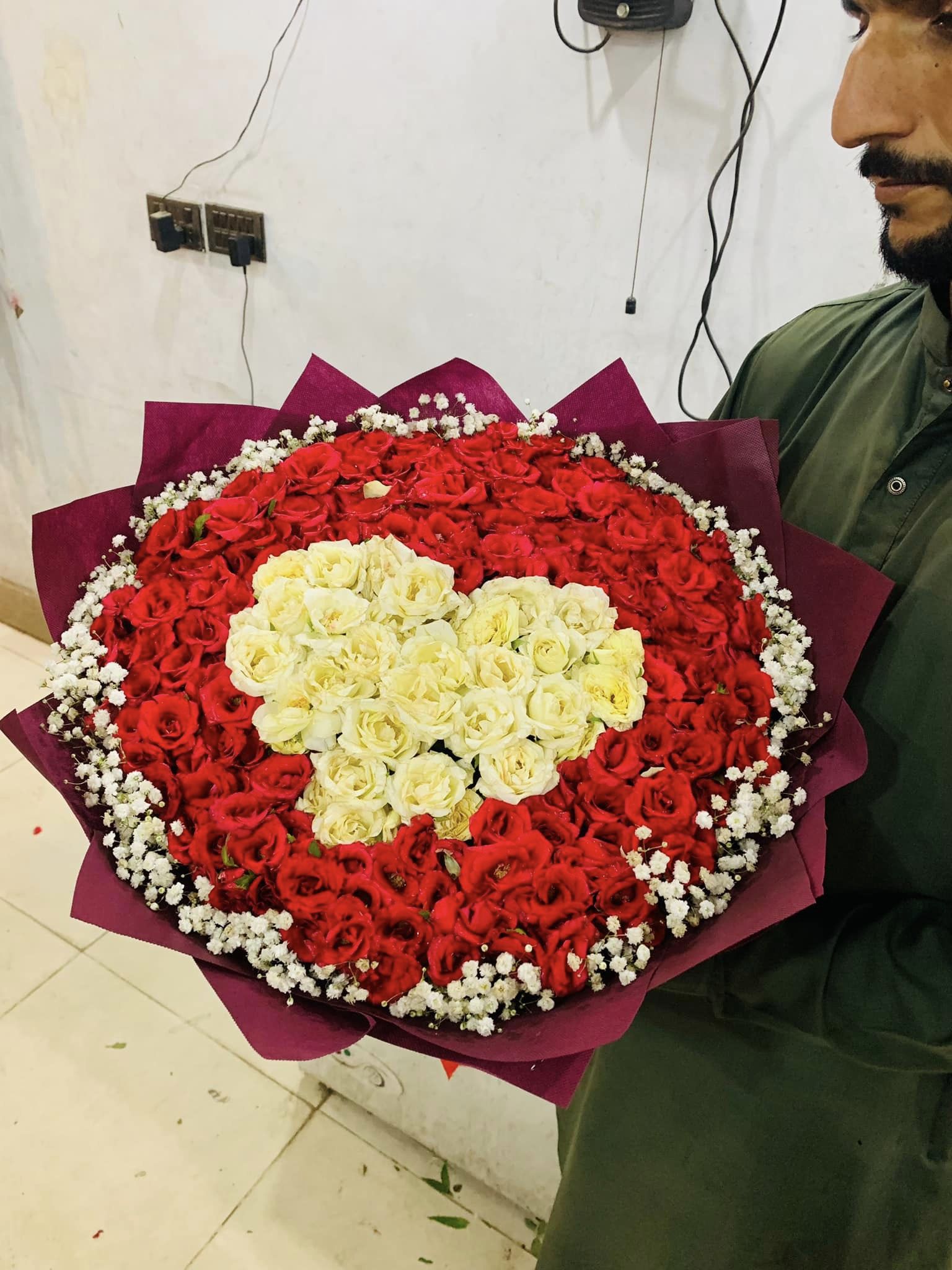 200 Roses with Heart Bouquet – Grand Heart-Shaped Luxury Arrangement