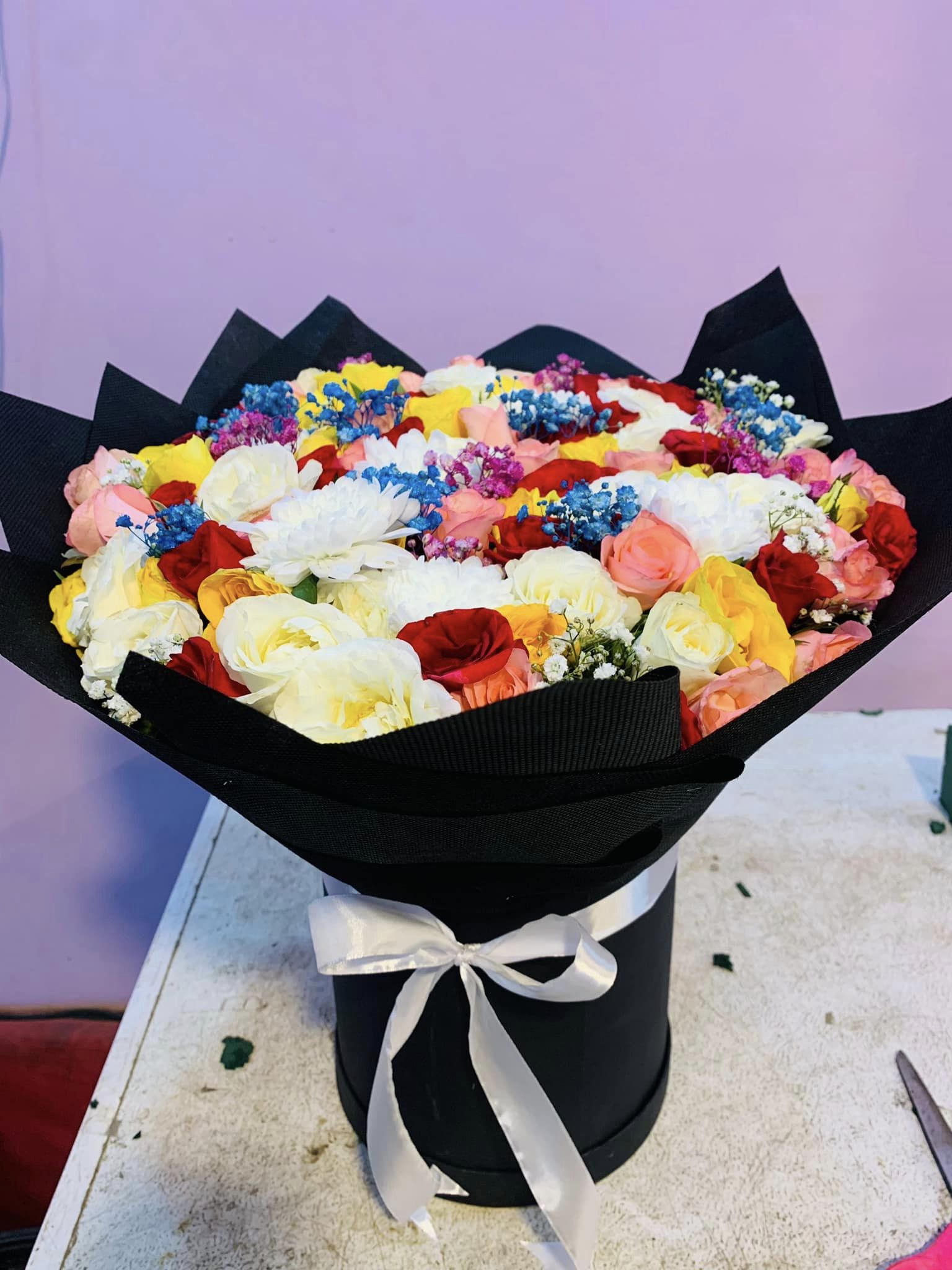 100 Mixed Flowers Gift Box – Luxury Flower Arrangement for Every Occasion