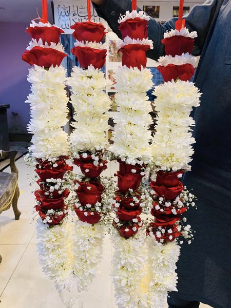 Daisy & Red Roses Bridal Haar – Elegant Floral Garland for Brides