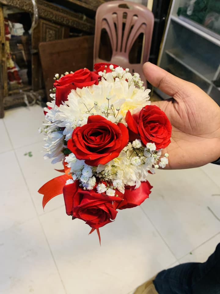 Red & White Bridal Kangan – Elegant Floral Bangles for Brides