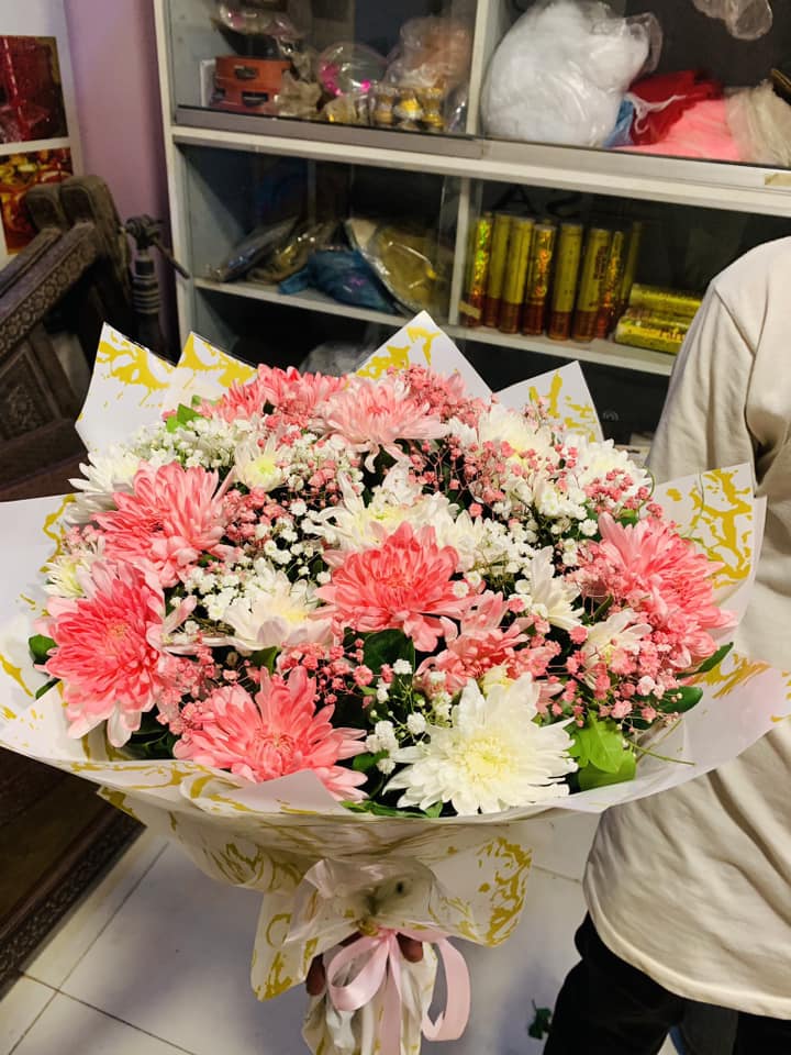 pink and white deazy bouquet