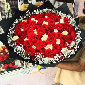 Send 100 Roses Luxury Bouquet (80 Red & 20 White) to Karachi