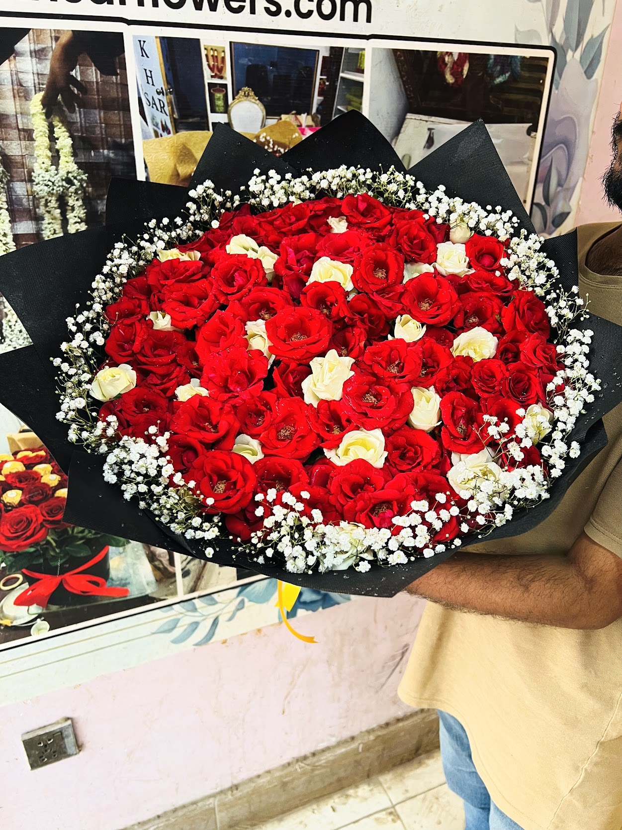 Send 100 Roses Luxury Bouquet (80 Red & 20 White) to Karachi